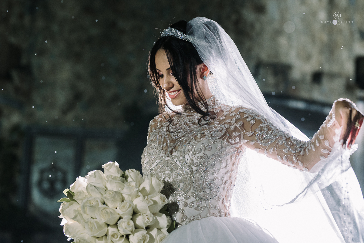 casamento feito em um castelo noiva com vestido de princesa e noivo com terno azul, fotos posadas externas no castelo com chuva fotografia nayara andrade