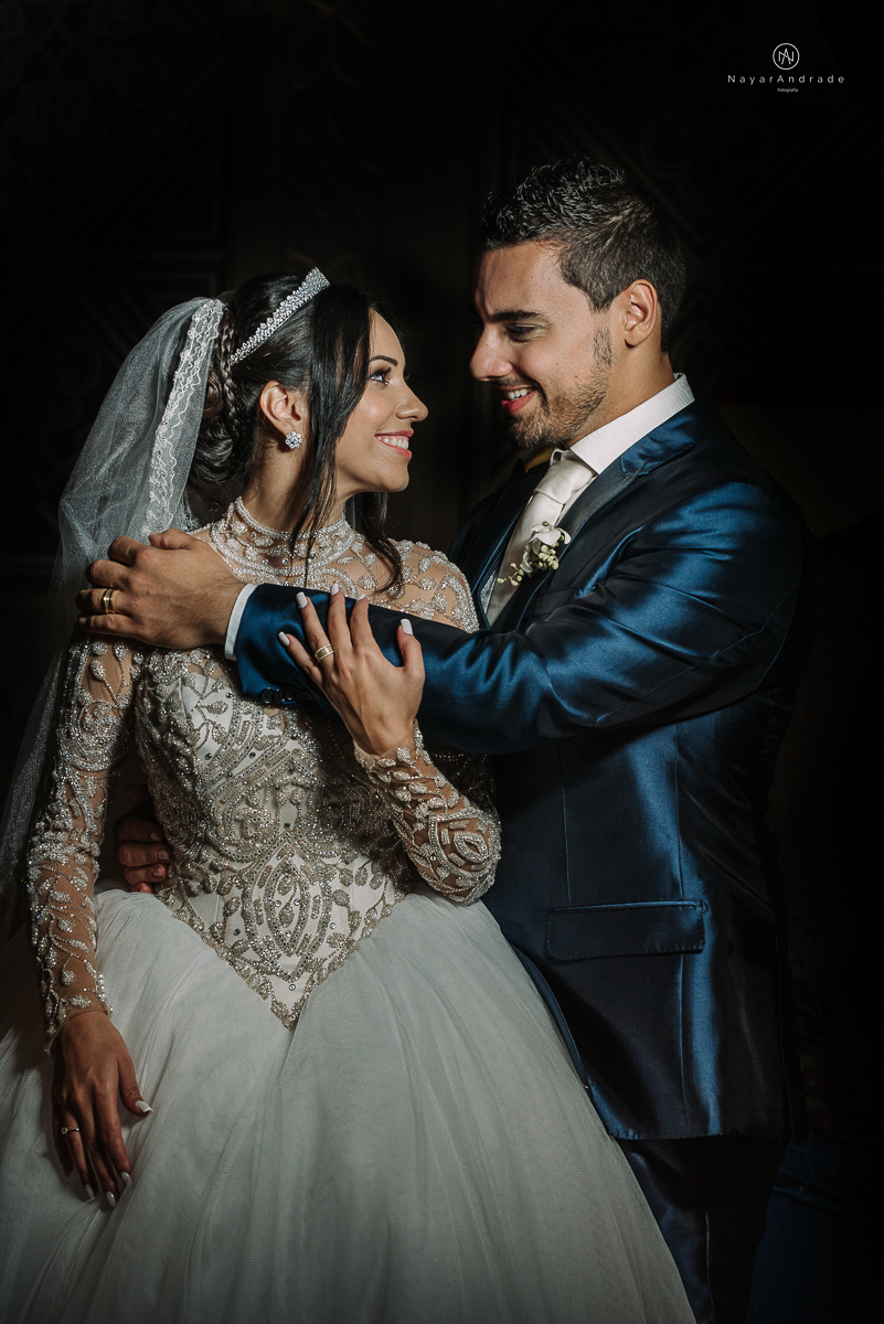 casamento feito em um castelo noiva com vestido de princesa e noivo com terno azul, fotos posadas externas no castelo com chuva fotografia nayara andrade