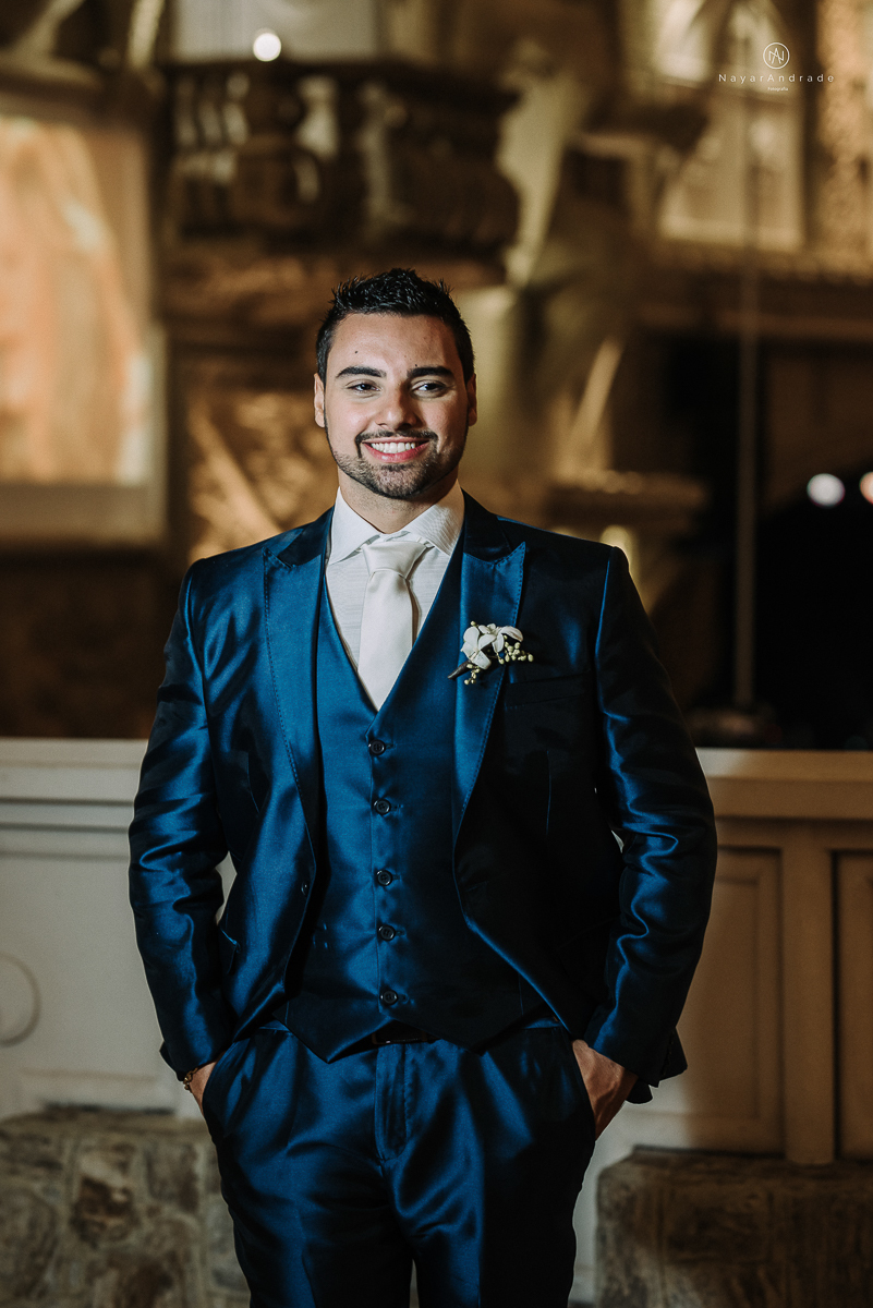 casamento feito em um castelo noiva com vestido de princesa e noivo com terno azul, fotos posadas externas no castelo com chuva fotografia nayara andrade