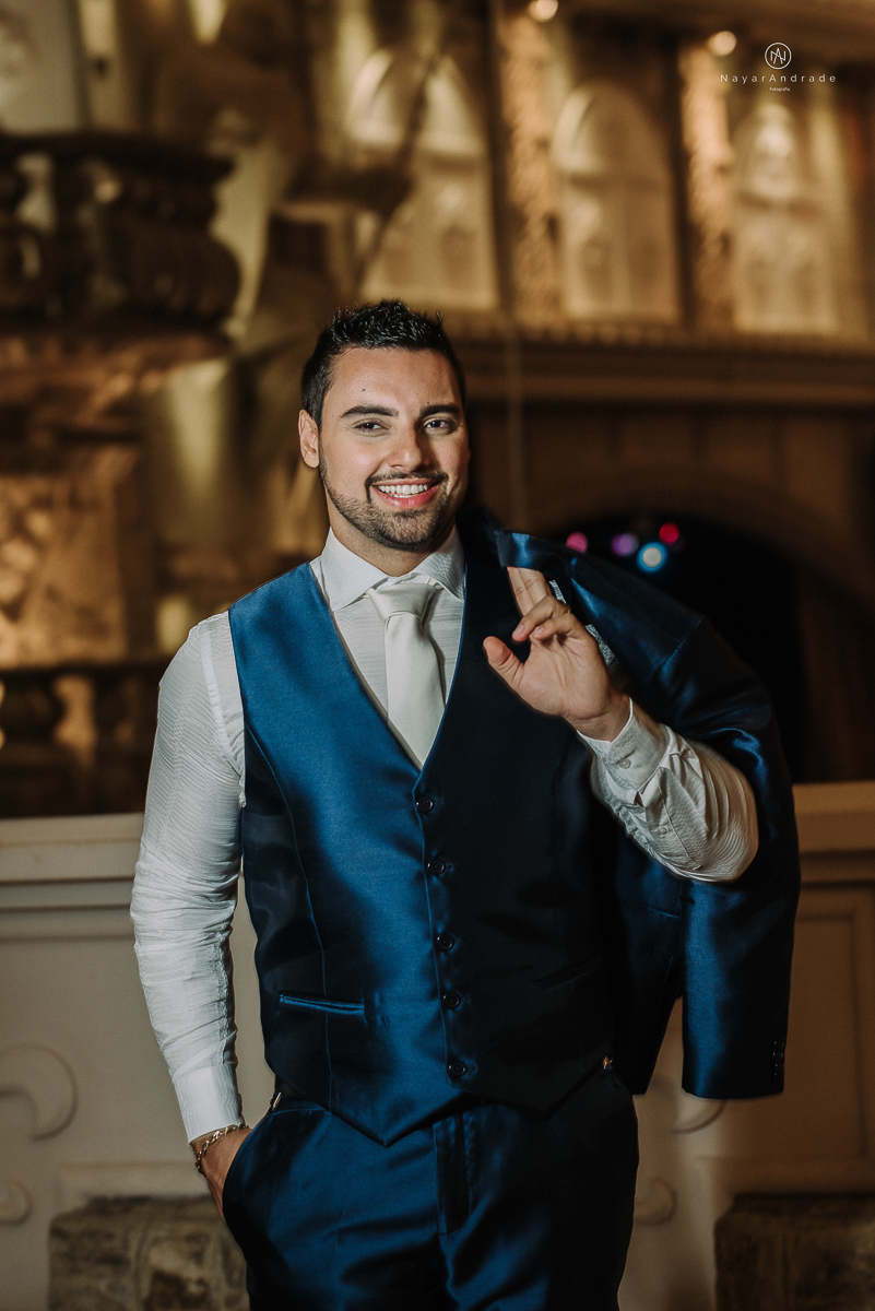 casamento feito em um castelo noiva com vestido de princesa e noivo com terno azul, fotos posadas externas no castelo com chuva fotografia nayara andrade
