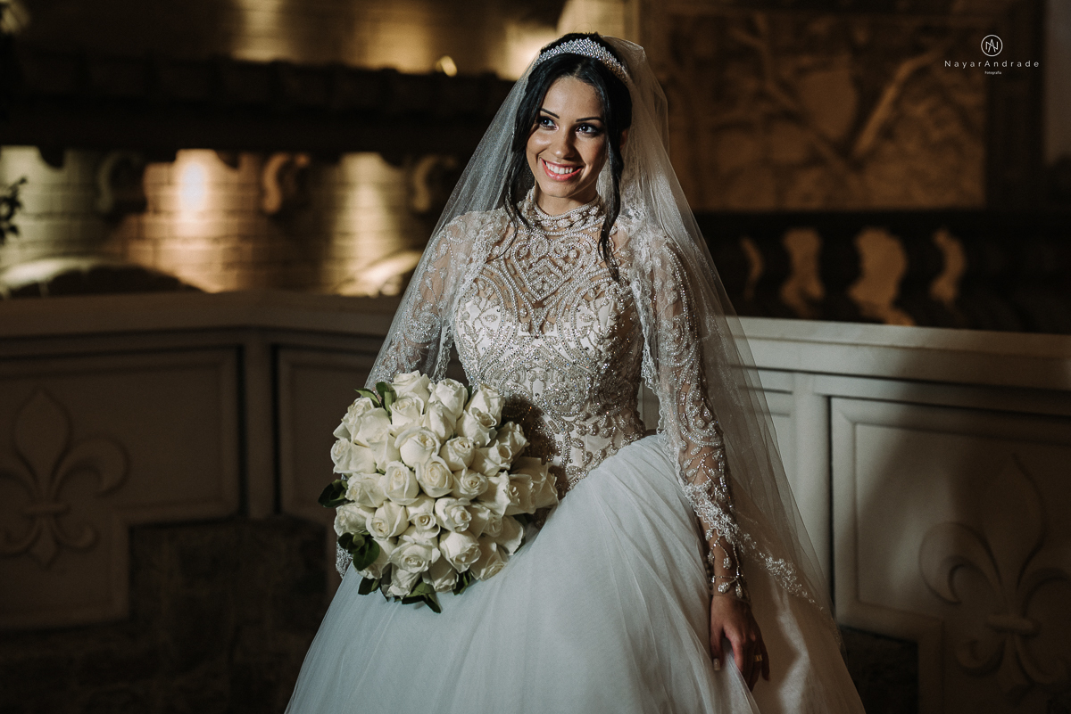 casamento feito em um castelo noiva com vestido de princesa e noivo com terno azul, fotos posadas externas no castelo com chuva fotografia nayara andrade