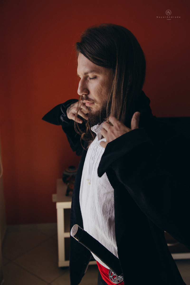 Noivo vestido de pirata em dia de casamento making of do noivo