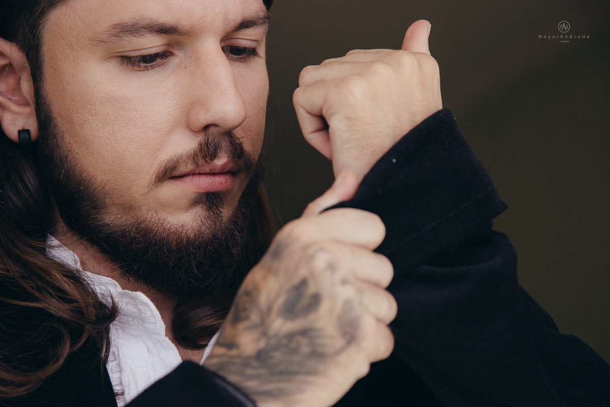 Noivo vestido de pirata em dia de casamento making of do noivo