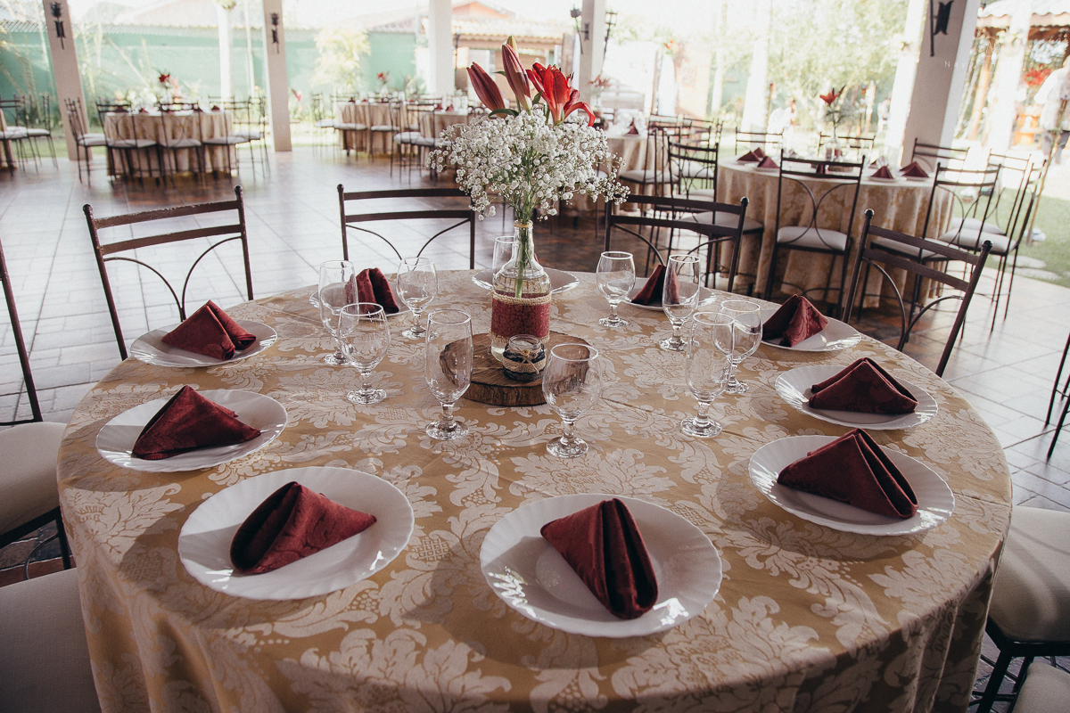 Casamento ao ar livre no campo tematico pirata e princesa no jardim das orquideas em praia grande decoraçao marsala vermelho e madeira rustica
