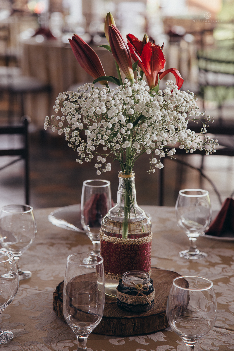 Casamento ao ar livre no campo tematico pirata e princesa no jardim das orquideas em praia grande decoraçao marsala vermelho e madeira rustica