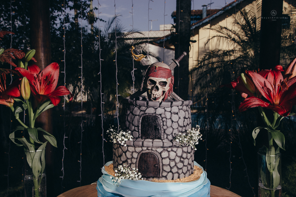 Casamento ao ar livre no campo tematico pirata e princesa no jardim das orquideas em praia grande decoraçao marsala vermelho e madeira rustica