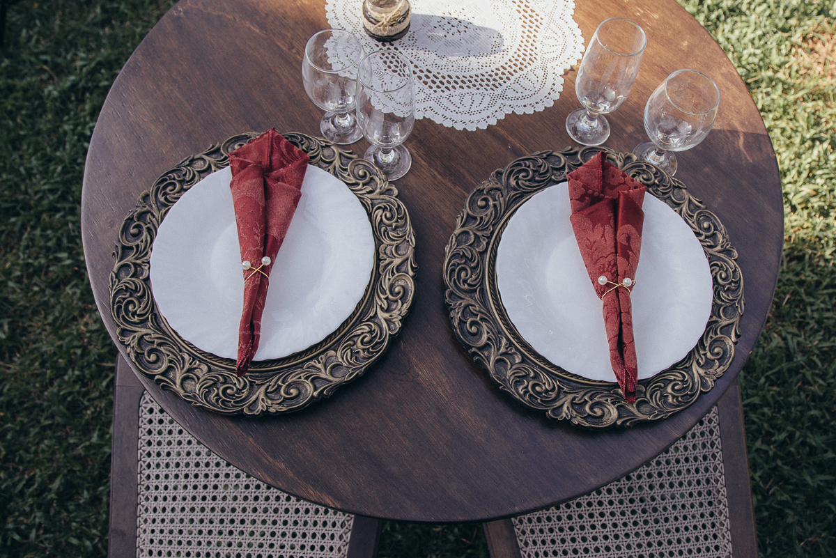 Casamento ao ar livre no campo tematico pirata e princesa no jardim das orquideas em praia grande decoraçao marsala vermelho e madeira rustica