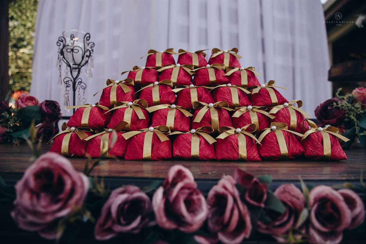 Casamento ao ar livre no campo tematico pirata e princesa no jardim das orquideas em praia grande decoraçao marsala vermelho e madeira rustica