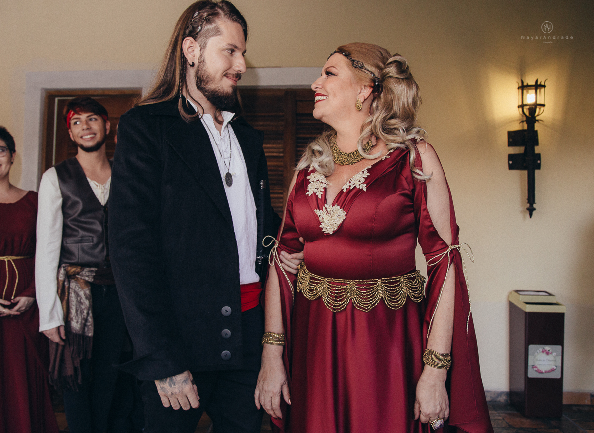 Casamento tematico com noivos e convidados de pirata e princesa