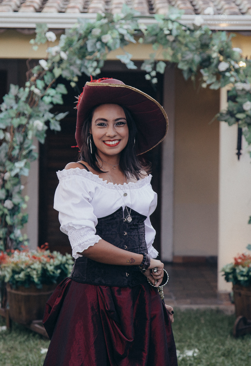 Casamento tematico com noivos e convidados de pirata e princesa