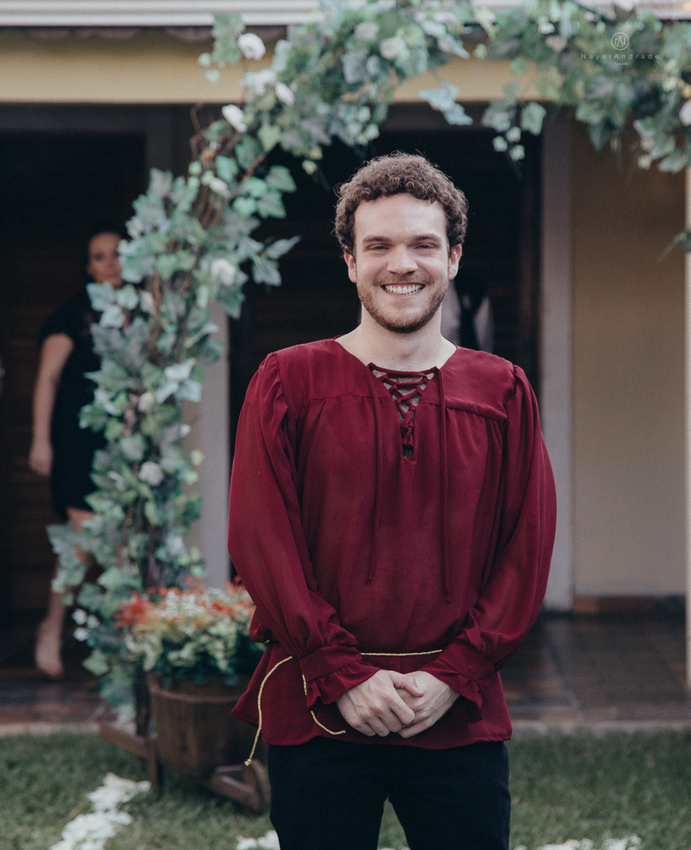 Casamento tematico com noivos e convidados de pirata e princesa