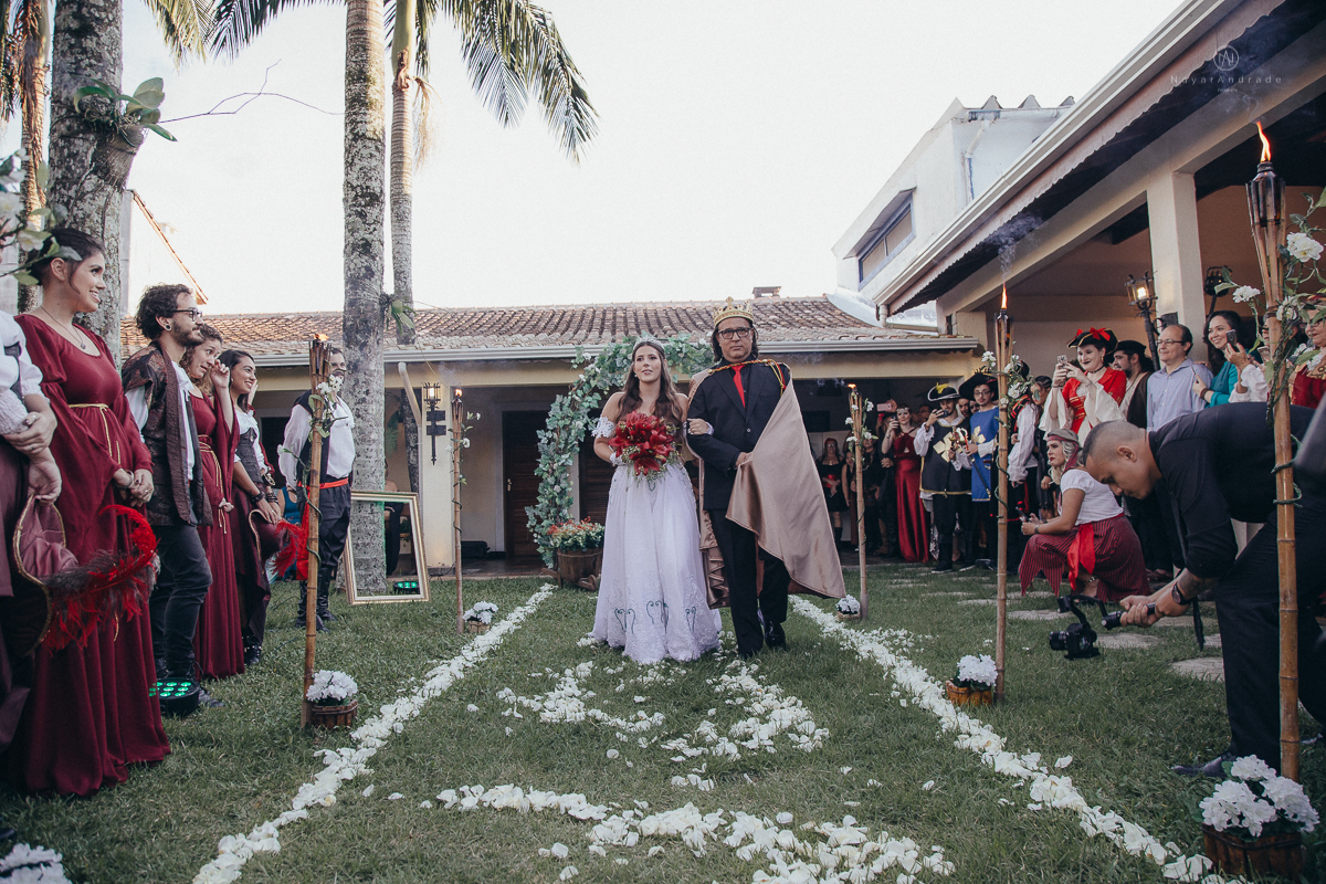 Casamento tematico com noivos e convidados de pirata e princesa