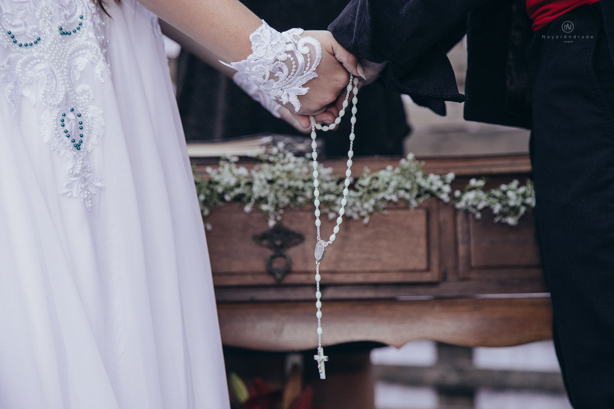 Casamento tematico com noivos e convidados de pirata e princesa