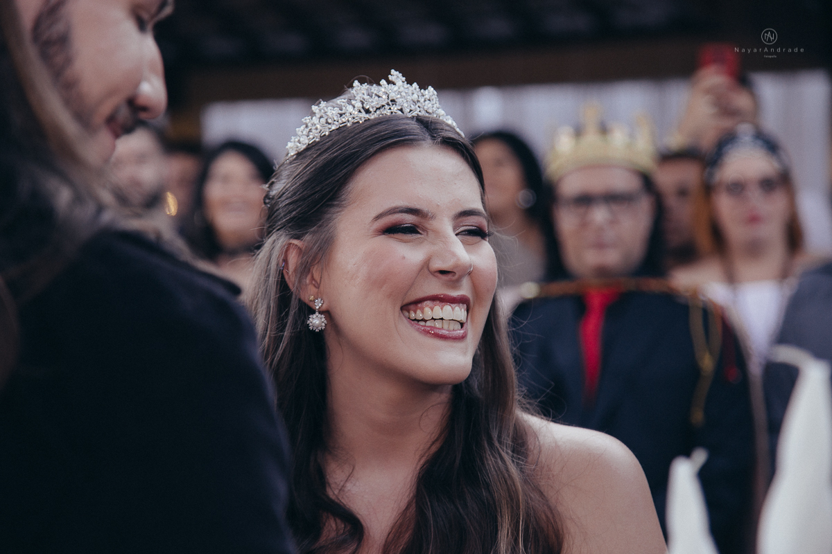 Casamento tematico com noivos e convidados de pirata e princesa