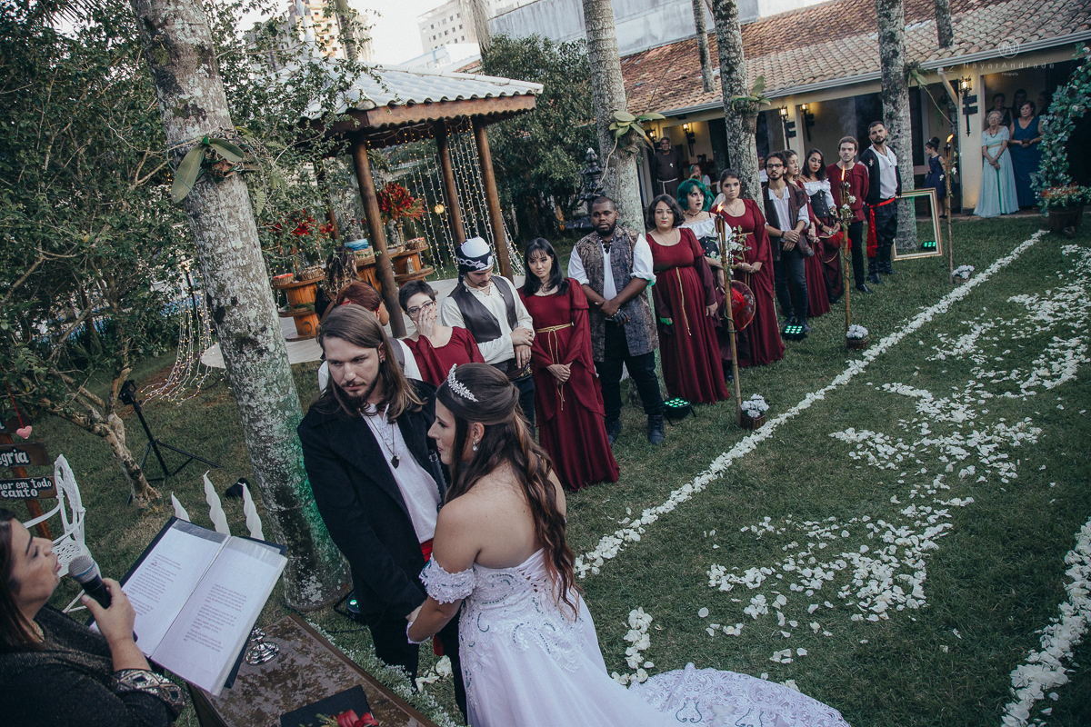 Casamento tematico com noivos e convidados de pirata e princesa