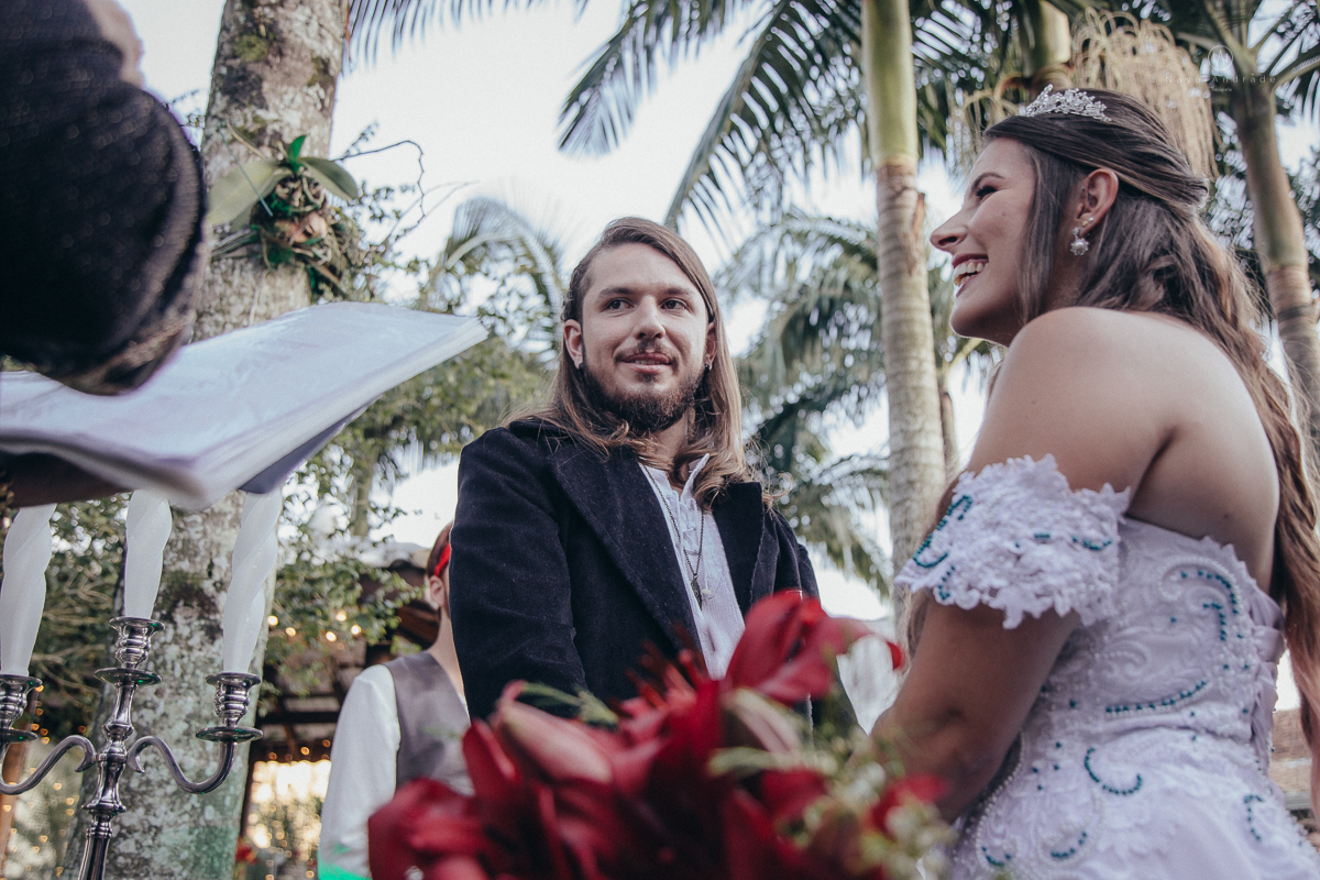 Casamento tematico com noivos e convidados de pirata e princesa