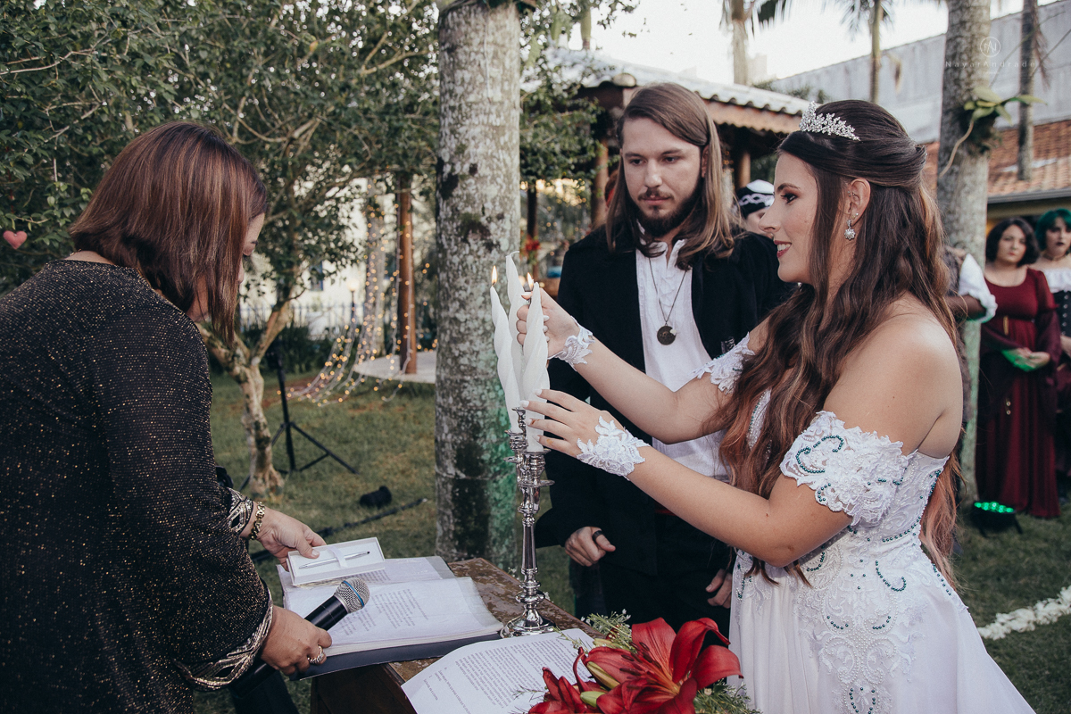 Casamento tematico com noivos e convidados de pirata e princesa