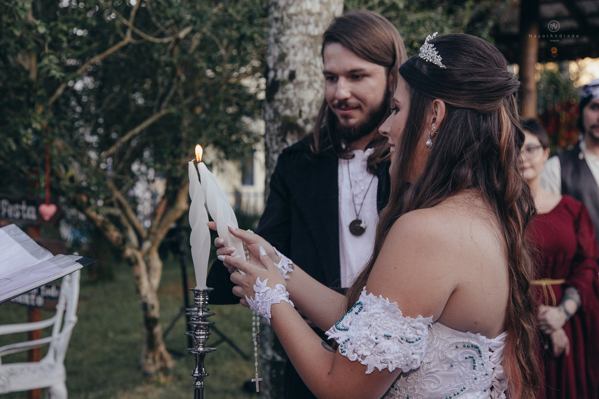 Casamento tematico com noivos e convidados de pirata e princesa