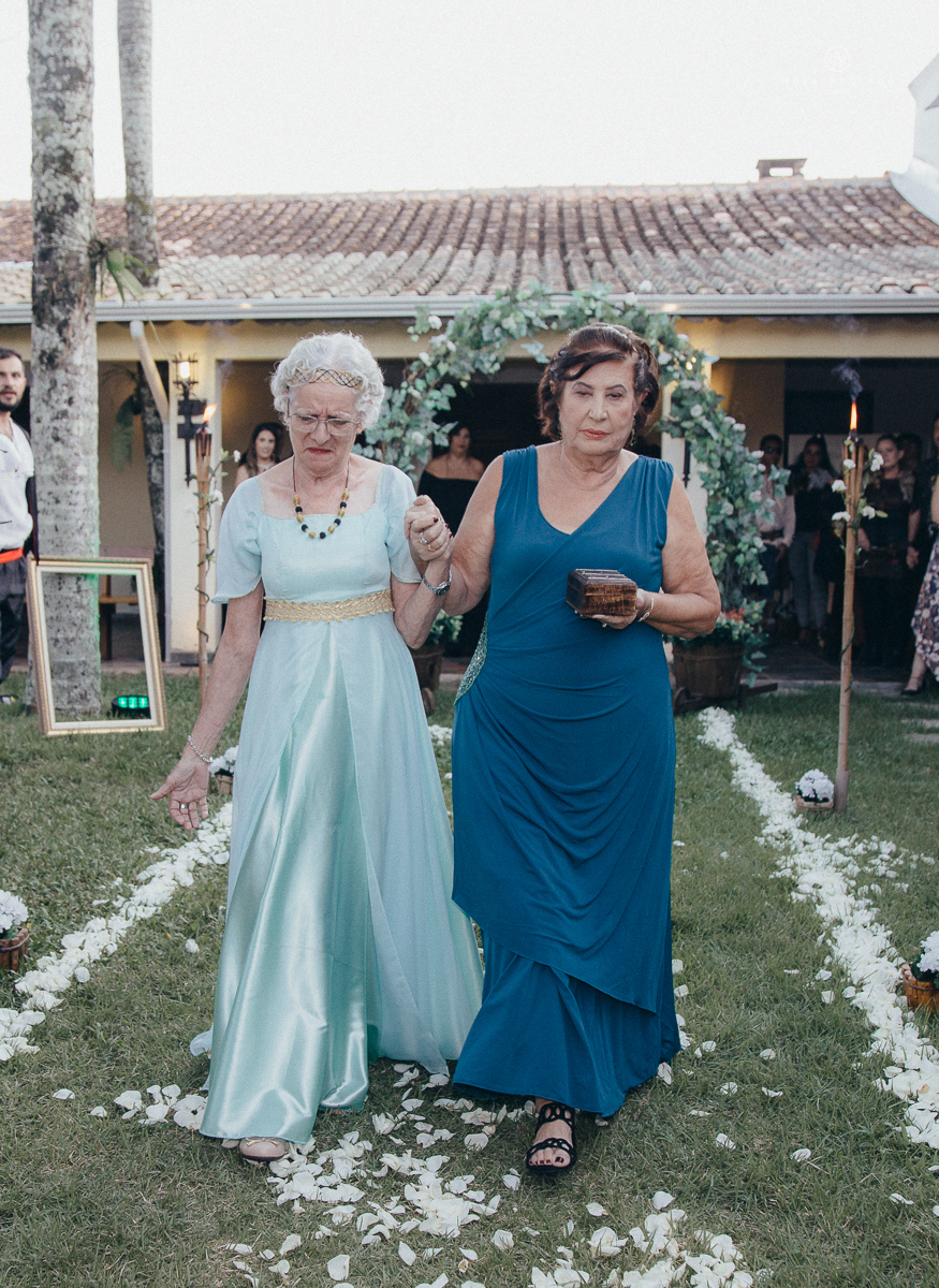 Casamento tematico com noivos e convidados de pirata e princesa