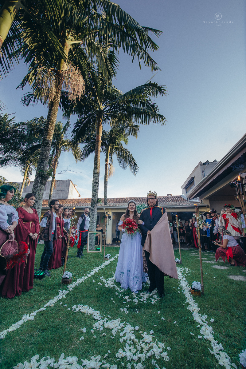 Casamento tematico com noivos e convidados de pirata e princesa