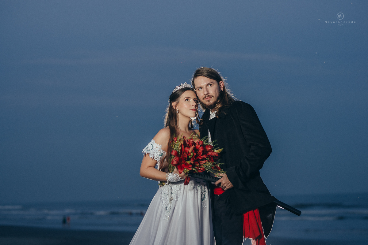 Fotos externas de casal na praia em casamento tematico de pirata e princesa. Fotos espontâneas artisticas e originais como ideia de fotos de casamento