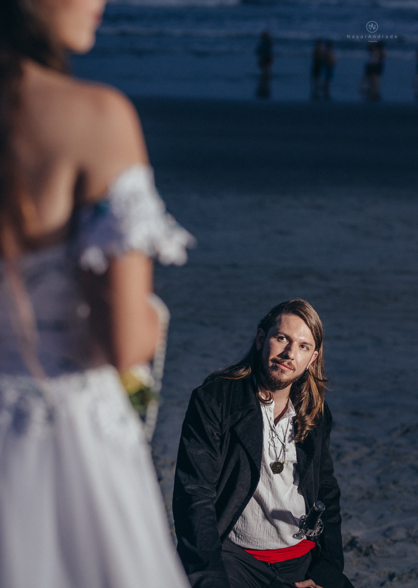 Fotos externas de casal na praia em casamento tematico de pirata e princesa. Fotos espontâneas artisticas e originais como ideia de fotos de casamento