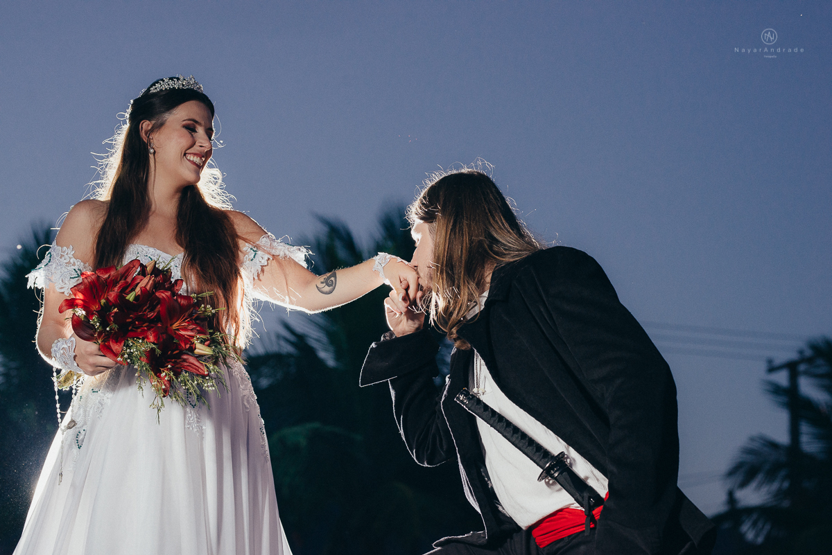 Fotos externas de casal na praia em casamento tematico de pirata e princesa. Fotos espontâneas artisticas e originais como ideia de fotos de casamento