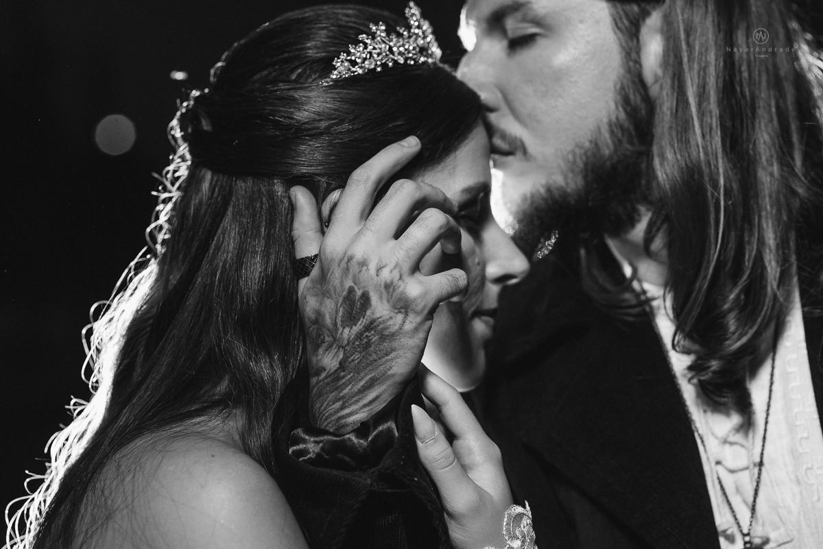 Fotos externas de casal na praia em casamento tematico de pirata e princesa. Fotos espontâneas artisticas e originais como ideia de fotos de casamento