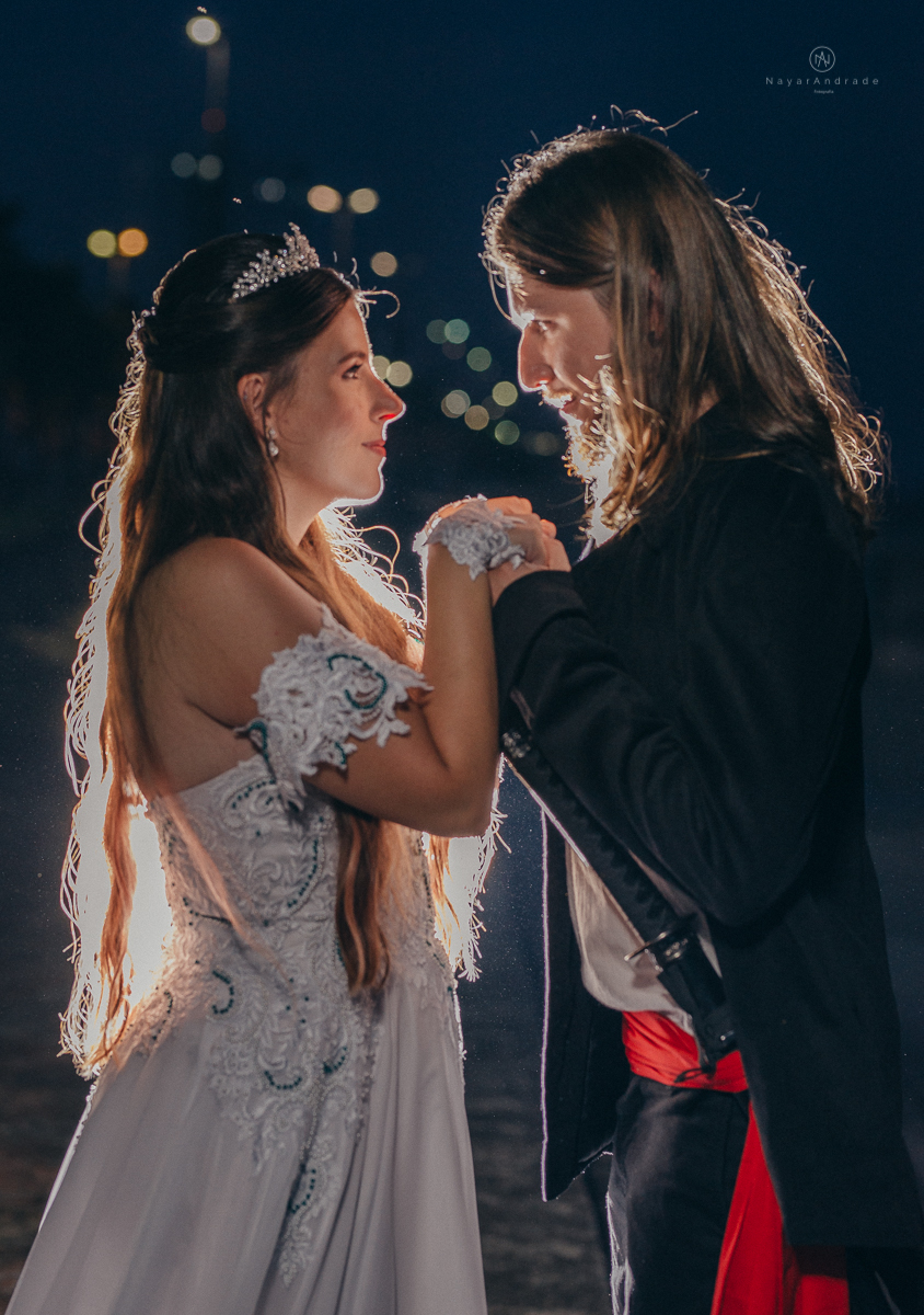 Fotos externas de casal na praia em casamento tematico de pirata e princesa. Fotos espontâneas artisticas e originais como ideia de fotos de casamento