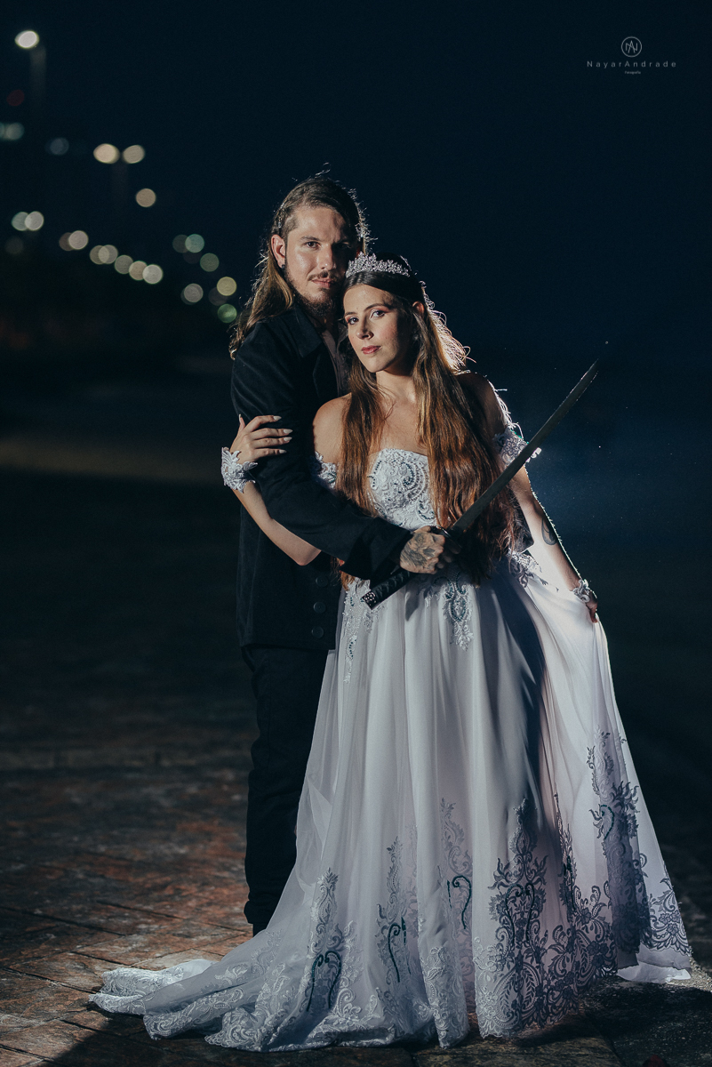 Fotos externas de casal na praia em casamento tematico de pirata e princesa. Fotos espontâneas artisticas e originais como ideia de fotos de casamento