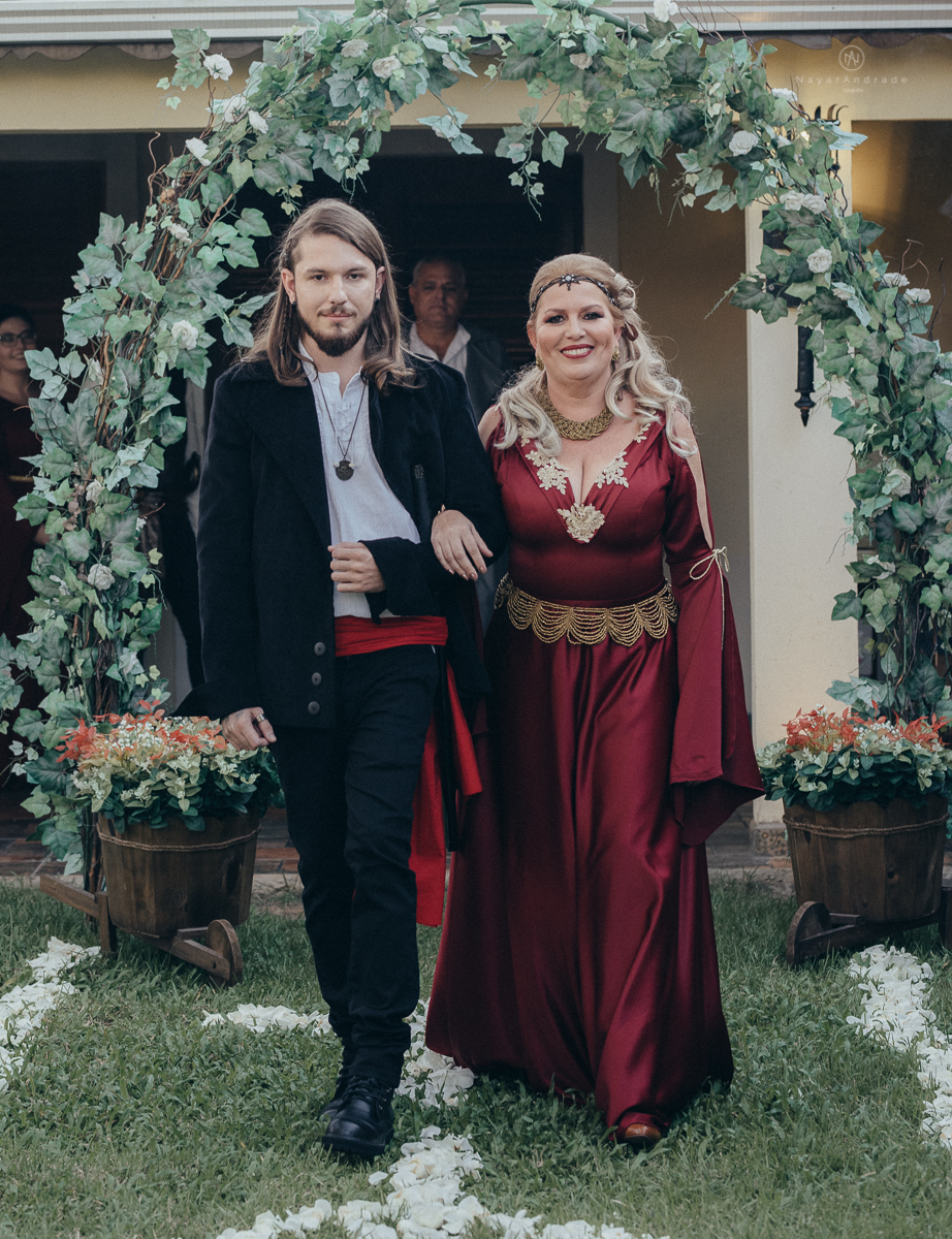 Casamento tematico com noivos e convidados de pirata e princesa