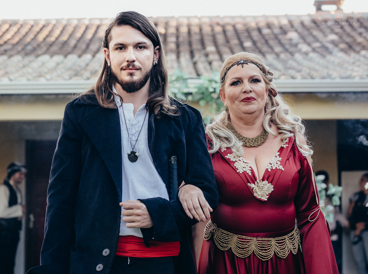 Casamento tematico com noivos e convidados de pirata e princesa