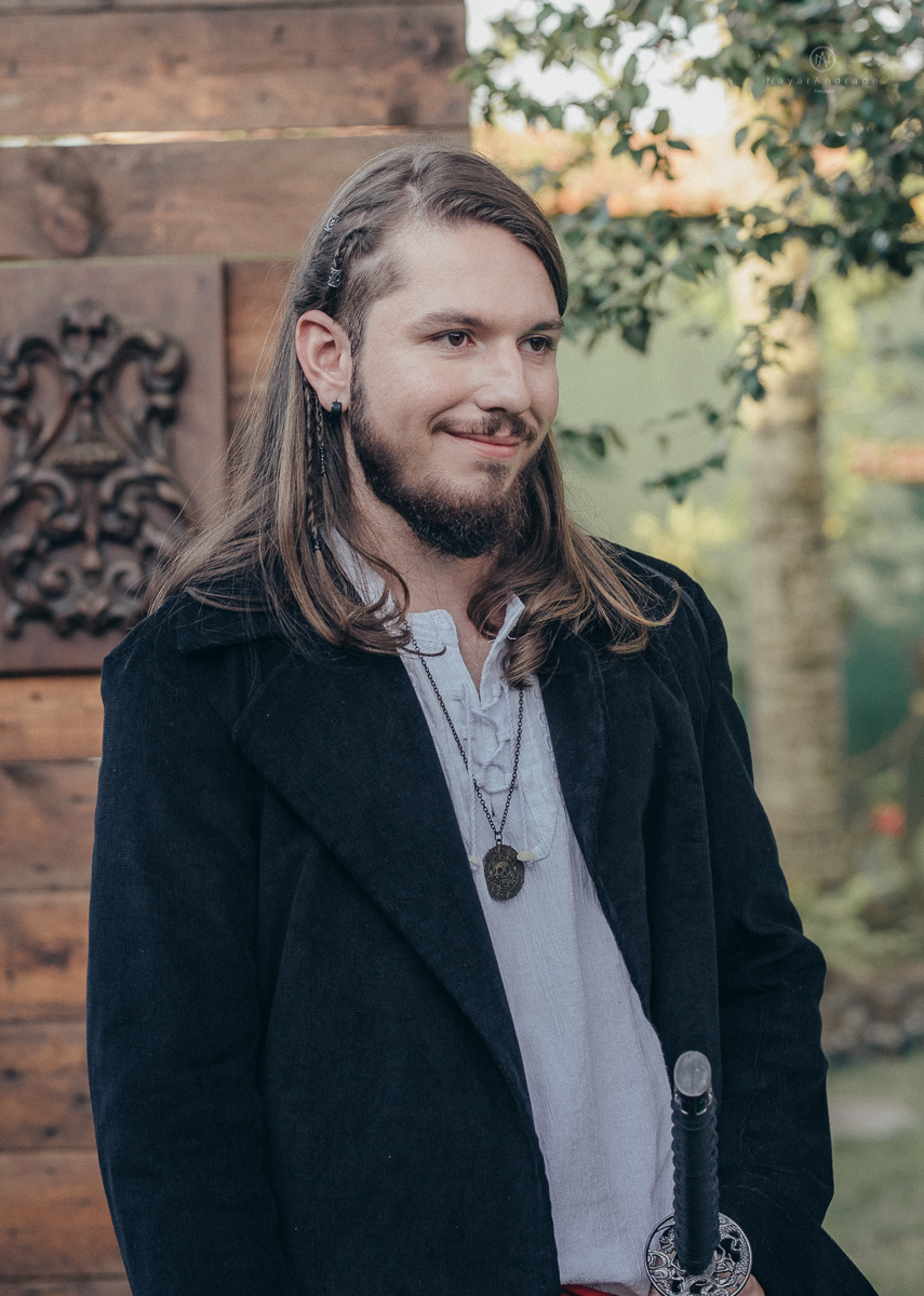 Casamento tematico com noivos e convidados de pirata e princesa