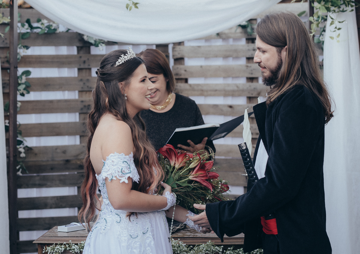 Casamento tematico com noivos e convidados de pirata e princesa