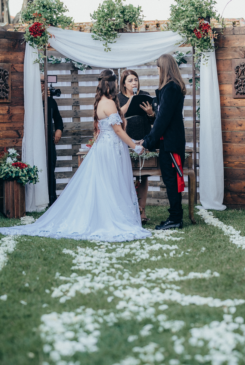 Casamento tematico com noivos e convidados de pirata e princesa