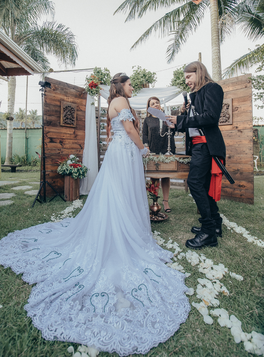 Casamento tematico com noivos e convidados de pirata e princesa