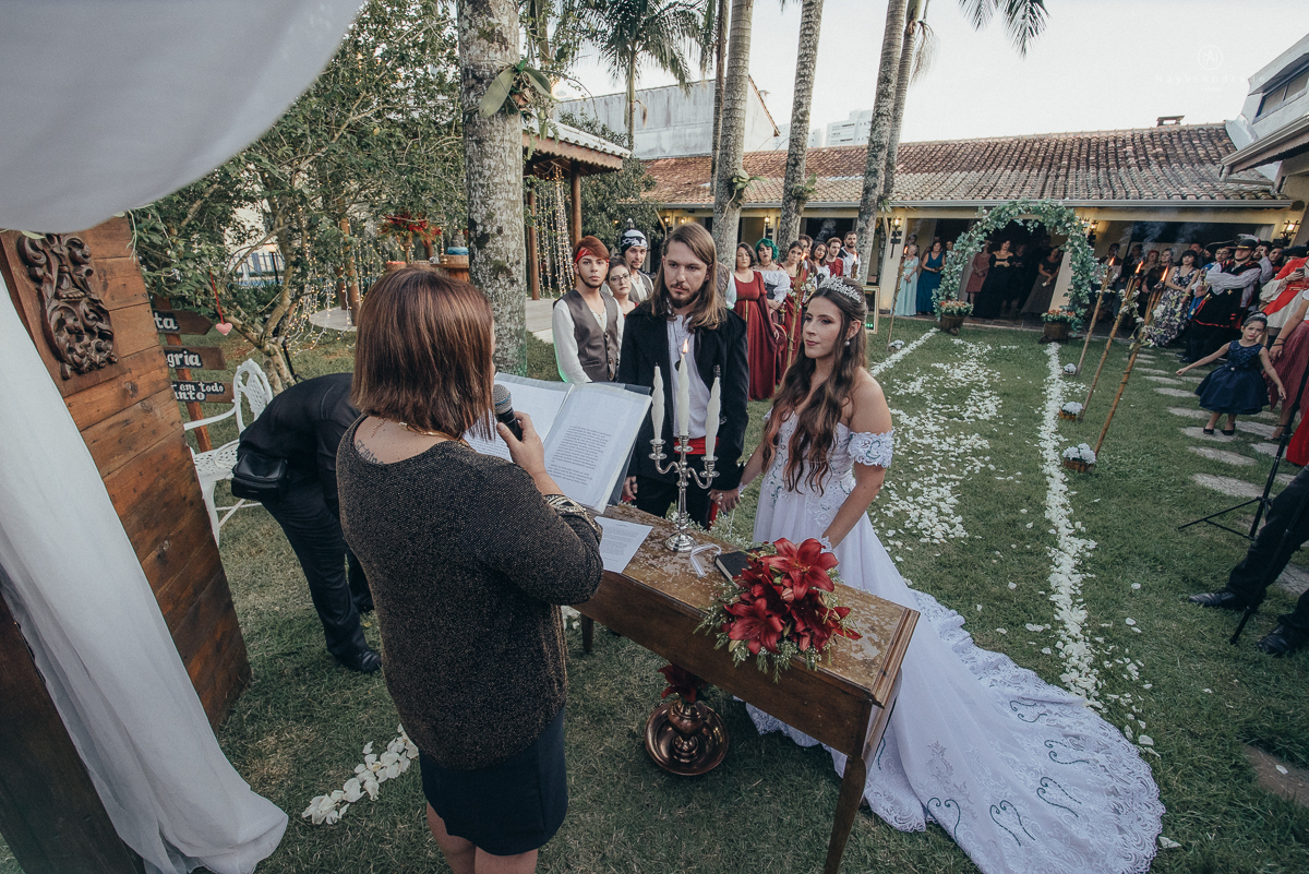 Casamento tematico com noivos e convidados de pirata e princesa