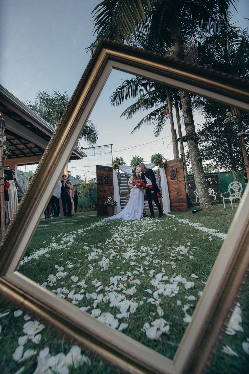Casamento tematico com noivos e convidados de pirata e princesa