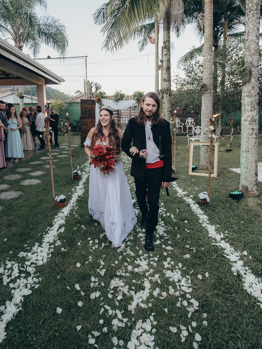 Casamento tematico com noivos e convidados de pirata e princesa