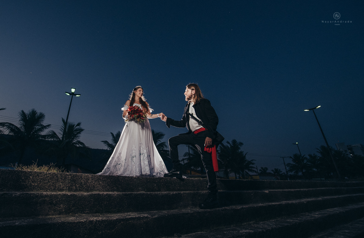 Fotos externas de casal na praia em casamento tematico de pirata e princesa. Fotos espontâneas artisticas e originais como ideia de fotos de casamento