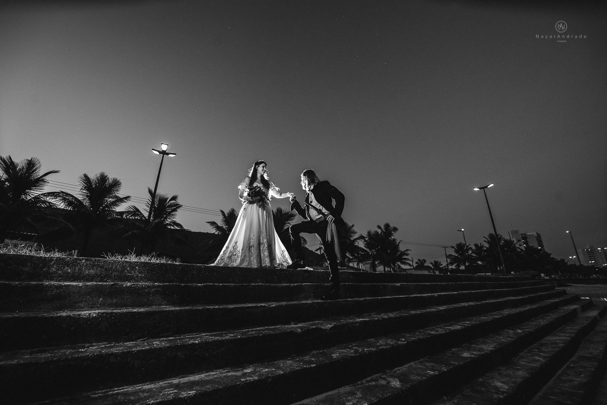 Fotos externas de casal na praia em casamento tematico de pirata e princesa. Fotos espontâneas artisticas e originais como ideia de fotos de casamento