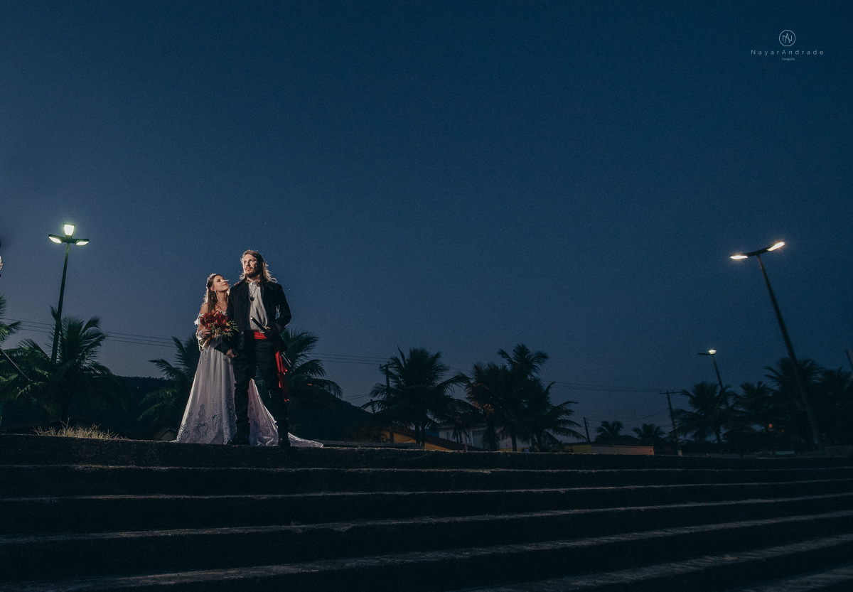 Fotos externas de casal na praia em casamento tematico de pirata e princesa. Fotos espontâneas artisticas e originais como ideia de fotos de casamento