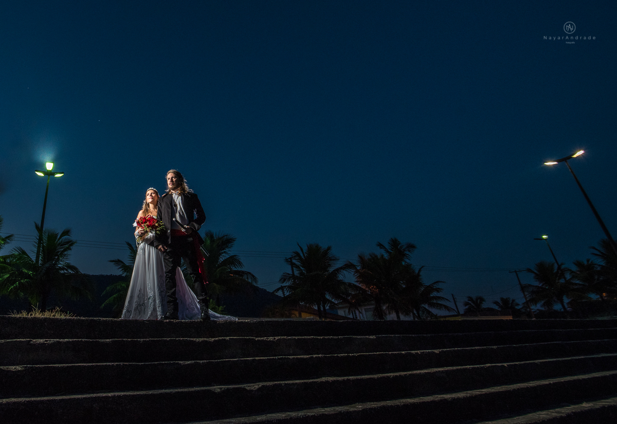 Fotos externas de casal na praia em casamento tematico de pirata e princesa. Fotos espontâneas artisticas e originais como ideia de fotos de casamento