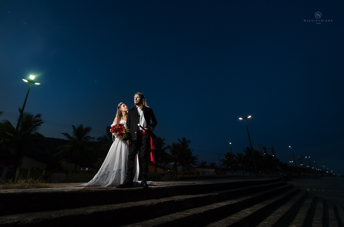 Fotos externas de casal na praia em casamento tematico de pirata e princesa. Fotos espontâneas artisticas e originais como ideia de fotos de casamento