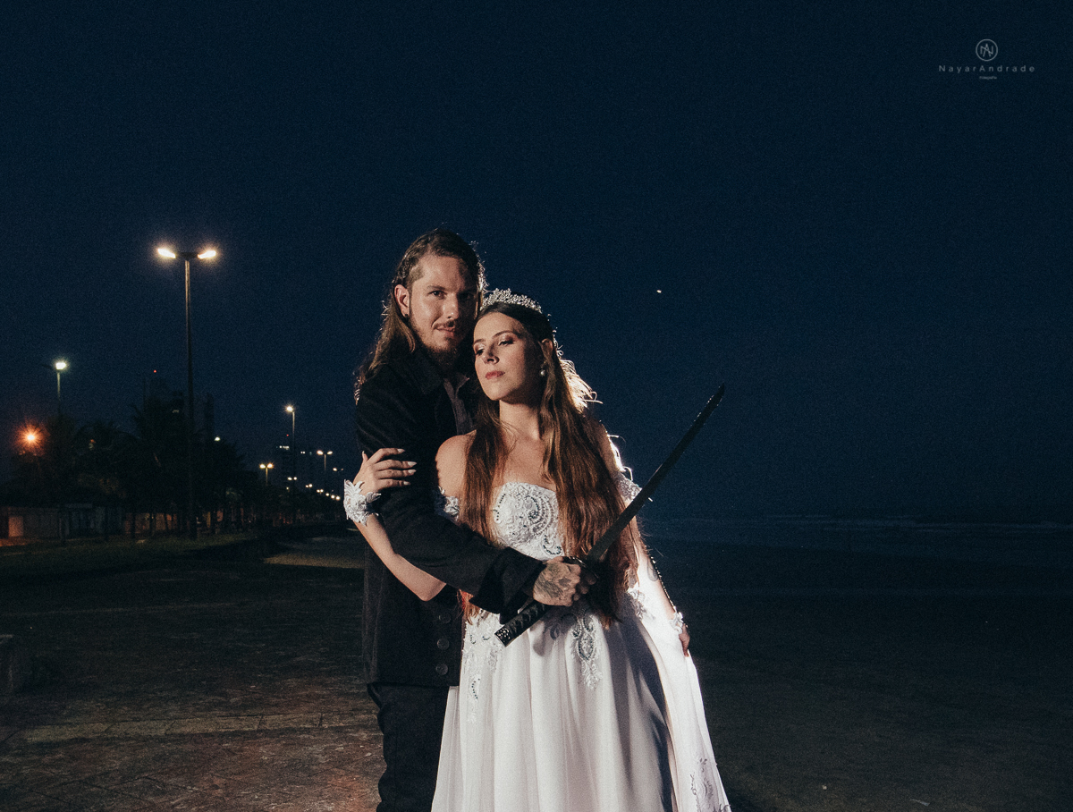 Fotos externas de casal na praia em casamento tematico de pirata e princesa. Fotos espontâneas artisticas e originais como ideia de fotos de casamento