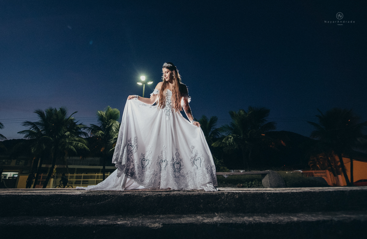 Fotos externas de casal na praia em casamento tematico de pirata e princesa. Fotos espontâneas artisticas e originais como ideia de fotos de casamento