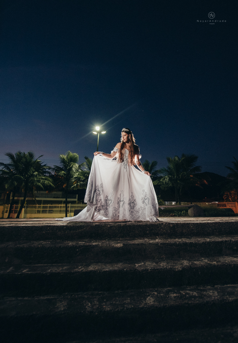 Fotos externas de casal na praia em casamento tematico de pirata e princesa. Fotos espontâneas artisticas e originais como ideia de fotos de casamento