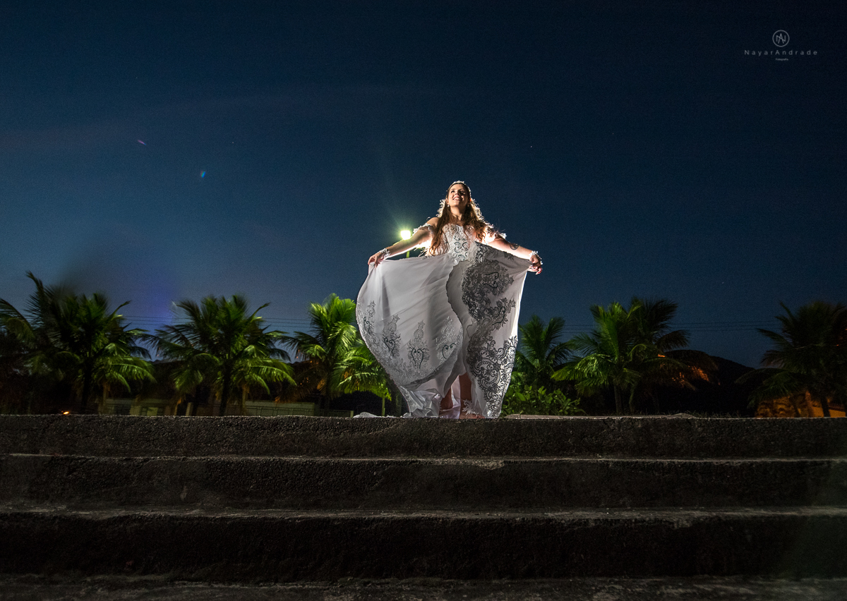 Fotos externas de casal na praia em casamento tematico de pirata e princesa. Fotos espontâneas artisticas e originais como ideia de fotos de casamento