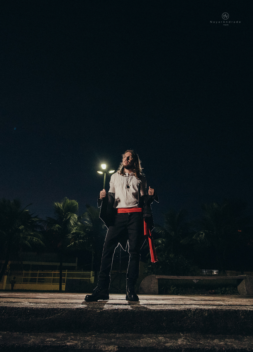 Fotos externas de casal na praia em casamento tematico de pirata e princesa. Fotos espontâneas artisticas e originais como ideia de fotos de casamento