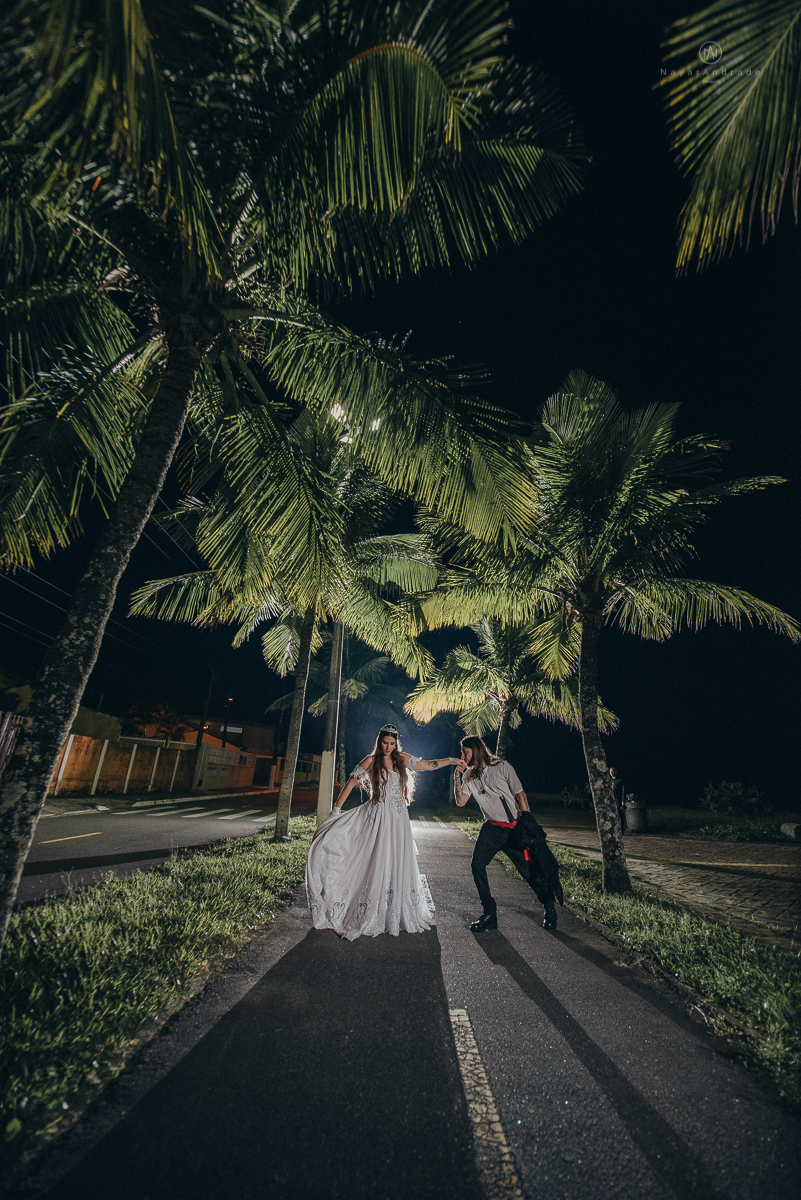 Fotos externas de casal na praia em casamento tematico de pirata e princesa. Fotos espontâneas artisticas e originais como ideia de fotos de casamento